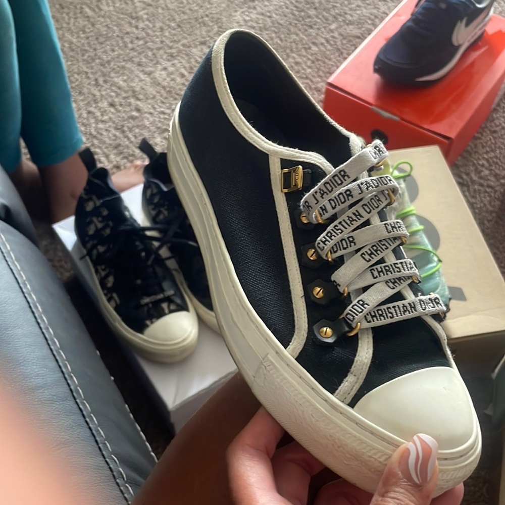 Dior sneakers need a good clean hand they’ll be like new. Size 9.5